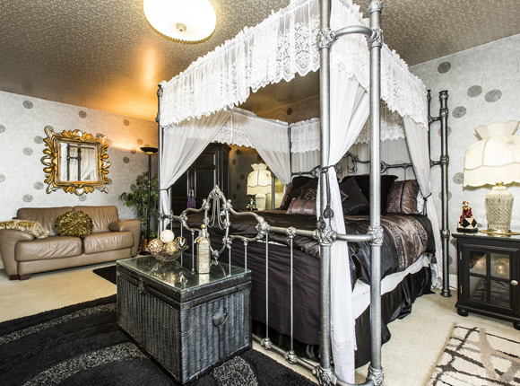 Vizcaya Room - Charlotte Bed and Breakfast