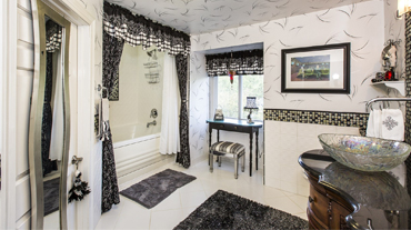 Viscaya Private Bathroom - Charlotte Bed & Breakfast